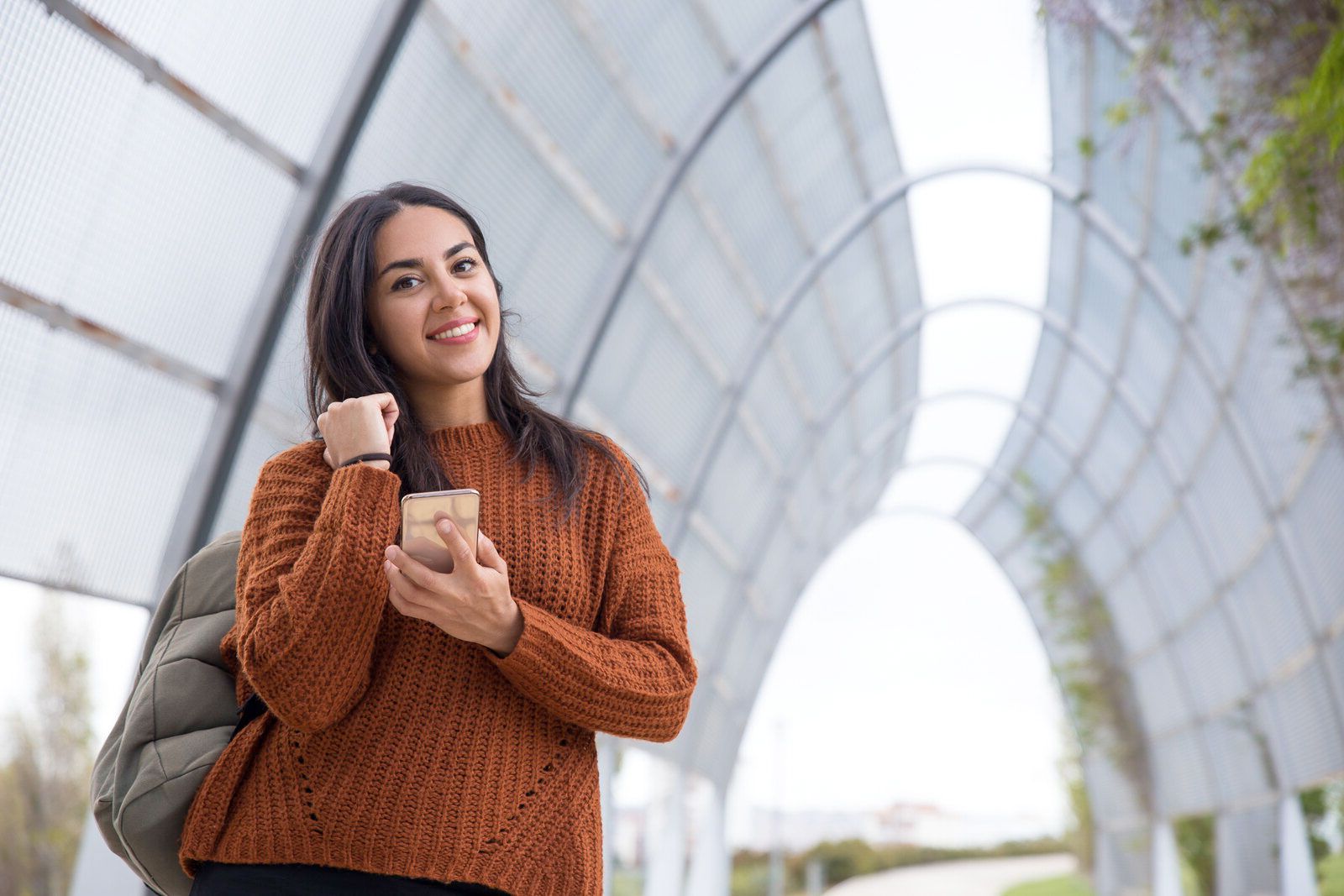 Chica con celular po…